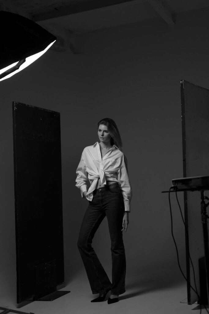 Ung fotomodell som representerar mångfald och naturlighet.
